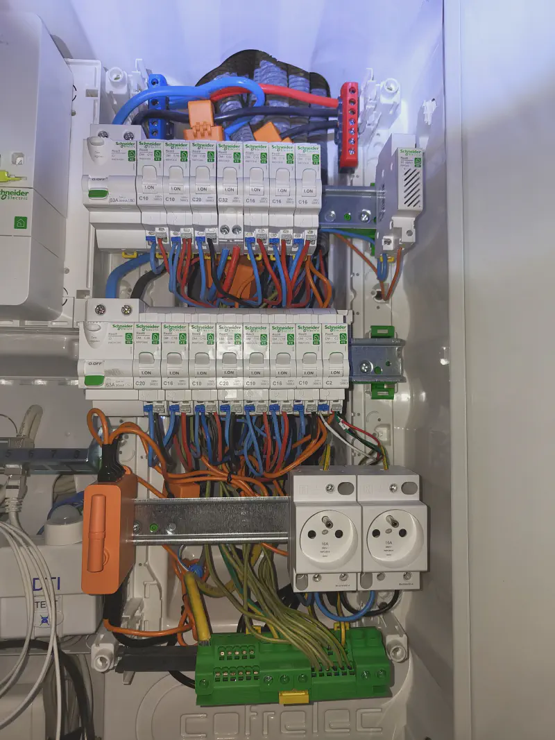 Tableau électrique ouvert