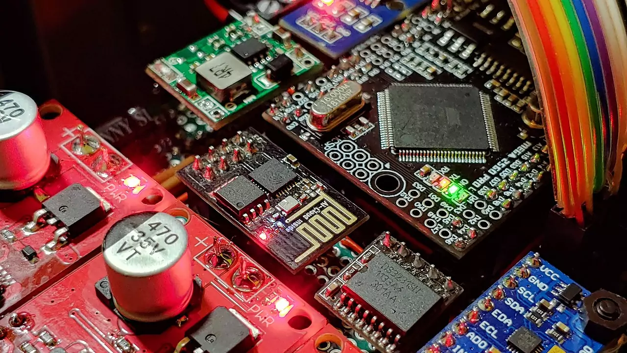 Je résous les problèmes de nœuds qui apparaissent faussement hors ligne.
/esphome-noeuds-hors-ligne/electronics.webp