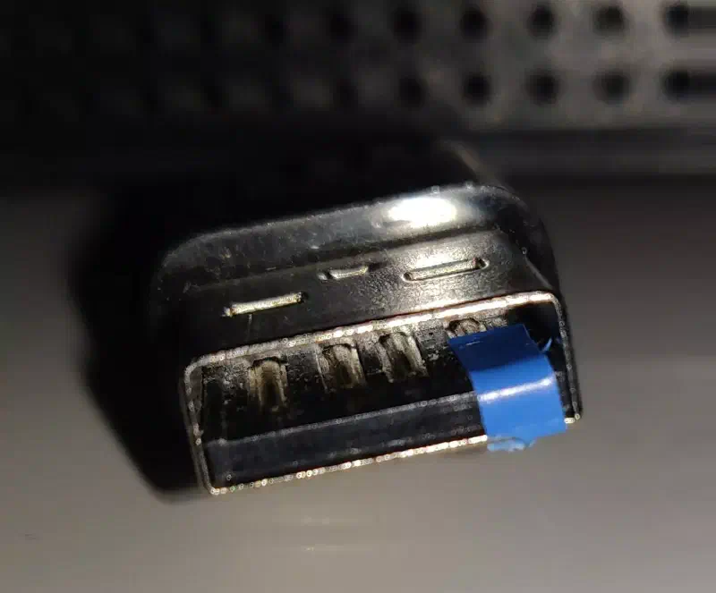 Ruban électrique sur le pin V+