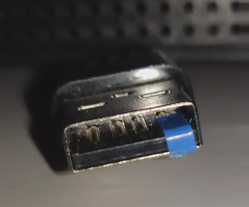 Ruban électrique sur le pin V+