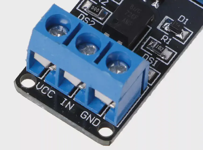 Bornier d’alimentation du relais