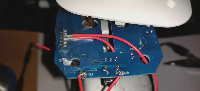 Passage des câbles au travers de la carte afin de limiter les tensions