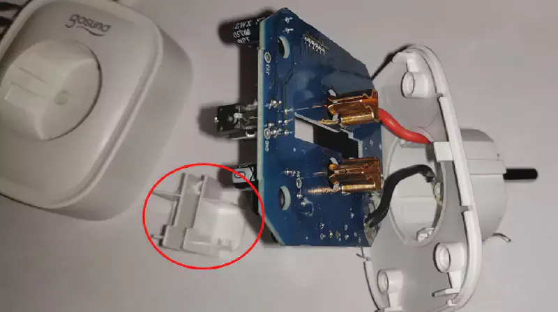 Bloc en plastique délogé